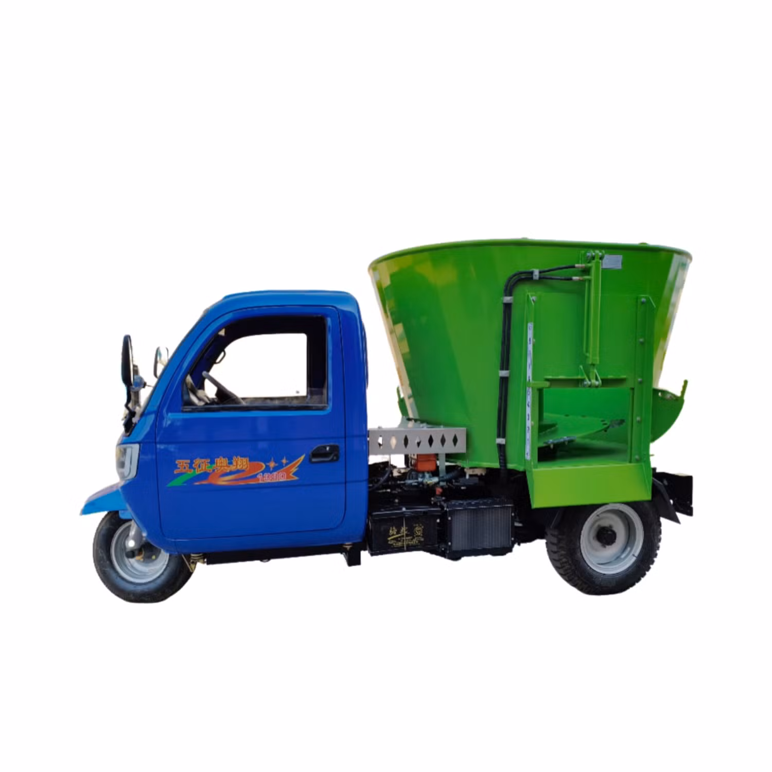 Labour Saving 4m³ Self-Propelled Tmr Mixer for Dairy Farm