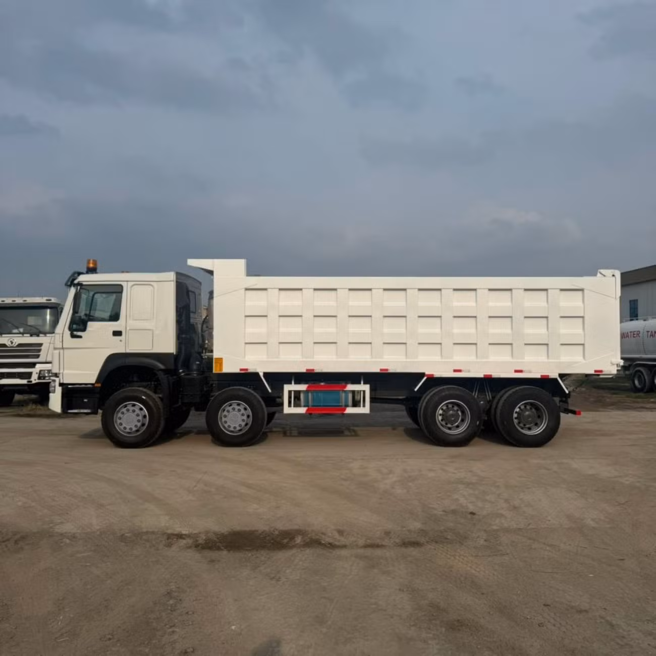 Factory Direct Price Truck Mounted Crane Tubeless for Mining Dump
