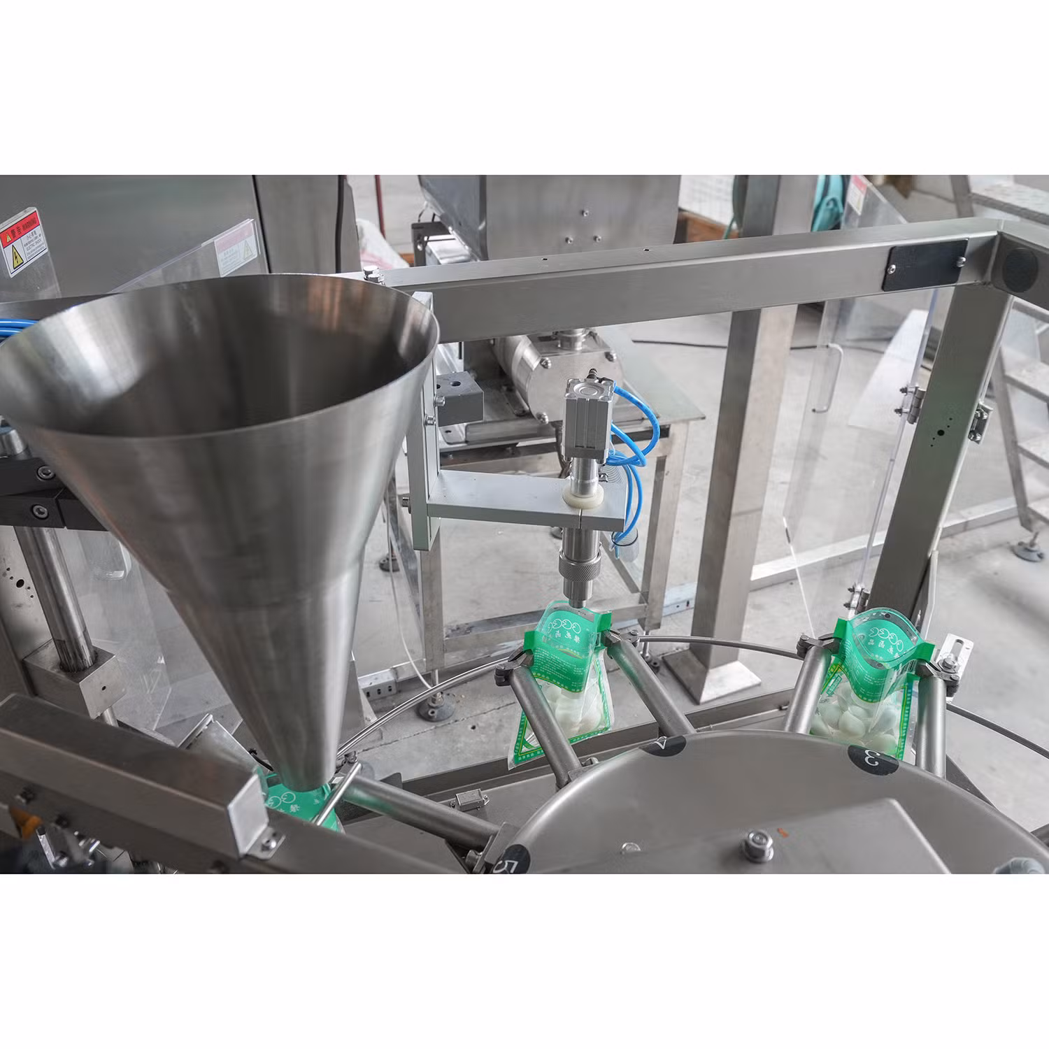 Versatile Automatic Food Packing Machine for Sauces and Juices