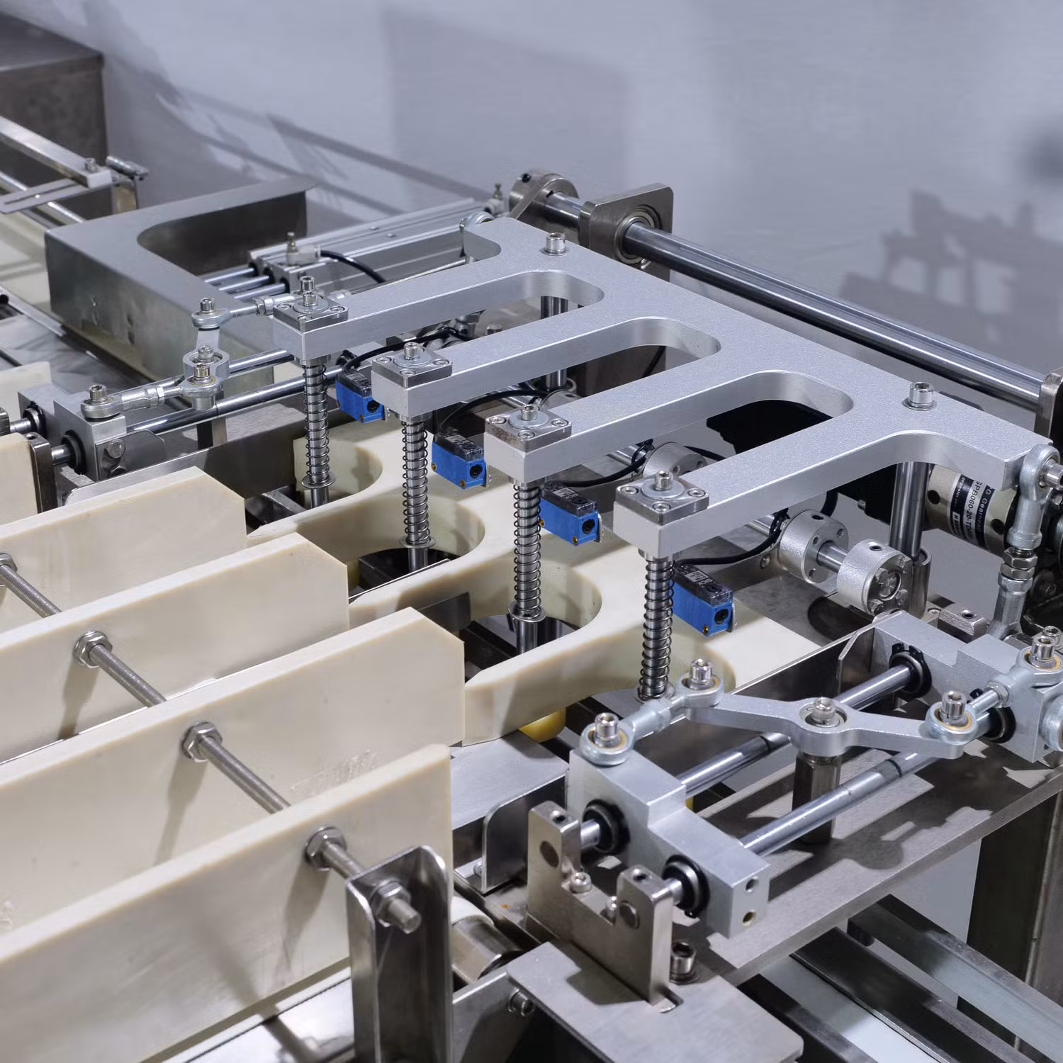 Automatic Separating and Loading Plastic Tray Machine